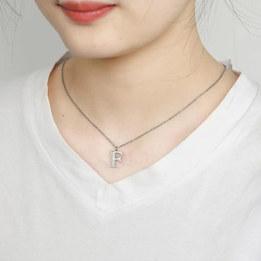 Collar de acero inoxidable con letras para mujer