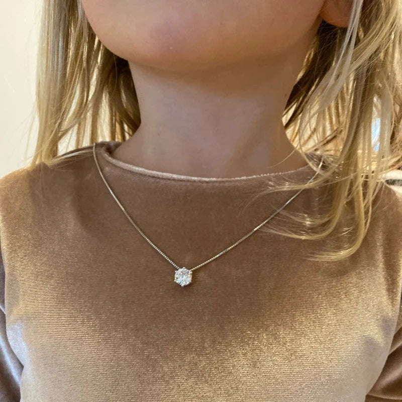 Elegante collar de plata y oro para mujer